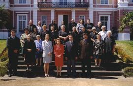 Fotografia em conjunto do Grupo de idosos da Covoada, em frente ao Palácio de Sant`Ana