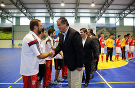O Presidente do Governo Regional cumprimenta os desportistas, no Pavilhão  Multiusos da Freguesia...